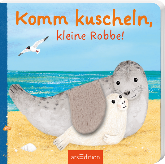 Das Buchcover zeigt eine liebevolle Illustration von zwei Robben am Strand. Die größere Robbe kuschelt sanft mit einem kleinen, flauschigen Robbenbaby. Der Hintergrund ist in sanften Blau- und Sandtönen gehalten, mit einem weiten Meer und einem hellen Himmel. Der Titel „Komm kuscheln, kleine Robbe!“ ist in auffälligem Orange oben platziert. Ganz unten mittig steht der Logoschriftzug von arsEdition.