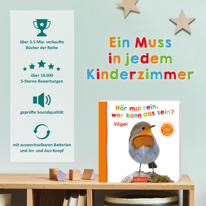 Gezeigt wird eine Innen- oder Zusatzansicht von „Hör mal rein, wer kann das sein? – Vögel“. Das Buch zeichnet sich durch eine leuchtend orangefarbene Ecke und ein ansprechendes Bild eines Vogels aus, das auf einer grauen Unterlage präsentiert wird. Darüber befindet sich die farbenfrohe Titelzeile in verspielter Typografie. Unterhalb sind verschiedene darauf angegebene Auszeichnungen und Features des Buches in grün, rot und blau platziert, um eine freundliche und einladende...