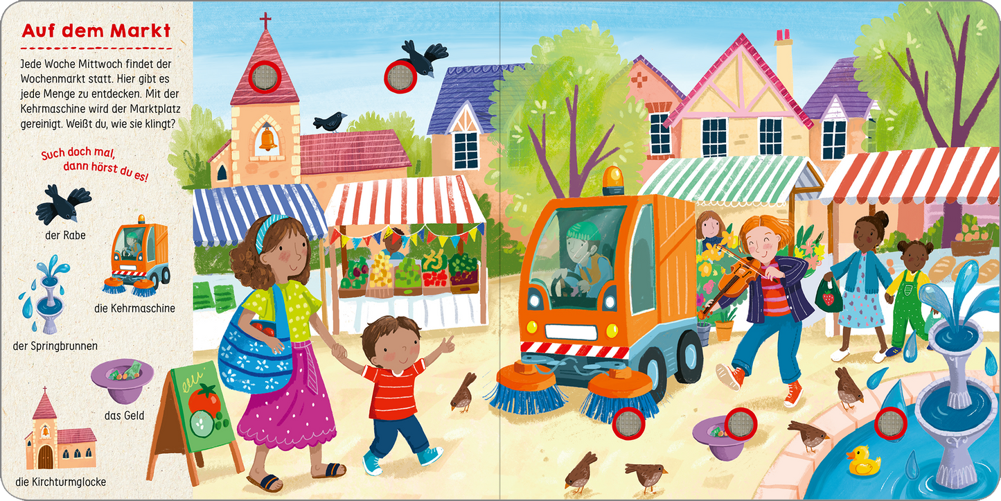 Gezeigt wird eine Innen- oder Zusatzansicht von „Such mal, hör mal! Mein Tag“. Die Illustrationen zeigen einen bunten Marktplatz mit einer lebhaften Szene. Strahlend blaue und grüne Farben dominieren das Bild, während rote und weiße Markisen sowie ein orangefarbener Kehrwagen hervorstechen. Menschen und Kinder interagieren, umgeben von Baustellen und Tieren. Verschiedene Objekte wie Pflanzen und Spielzeug sind sichtbar, und die Schrift ist klar und leicht lesbar angeordnet.