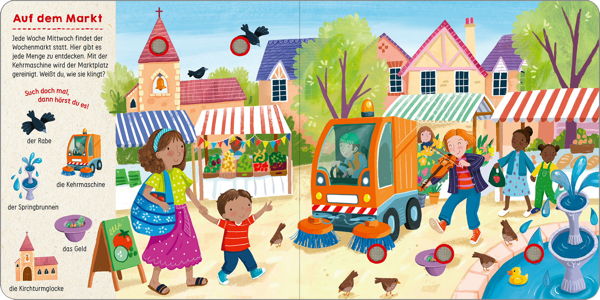 Gezeigt wird eine Innen- oder Zusatzansicht von „Such mal, hör mal! Mein Tag“. Die Illustrationen zeigen einen bunten Marktplatz mit einer lebhaften Szene. Strahlend blaue und grüne Farben dominieren das Bild, während rote und weiße Markisen sowie ein orangefarbener Kehrwagen hervorstechen. Menschen und Kinder interagieren, umgeben von Baustellen und Tieren. Verschiedene Objekte wie Pflanzen und Spielzeug sind sichtbar, und die Schrift ist klar und leicht lesbar angeordnet.