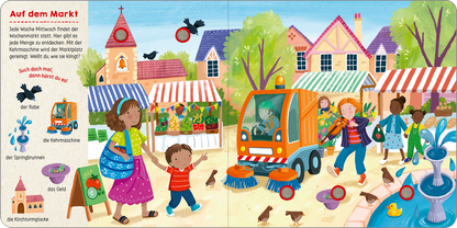 Gezeigt wird eine Innen- oder Zusatzansicht von „Such mal, hör mal! Mein Tag“. Die Illustrationen zeigen einen bunten Marktplatz mit einer lebhaften Szene. Strahlend blaue und grüne Farben dominieren das Bild, während rote und weiße Markisen sowie ein orangefarbener Kehrwagen hervorstechen. Menschen und Kinder interagieren, umgeben von Baustellen und Tieren. Verschiedene Objekte wie Pflanzen und Spielzeug sind sichtbar, und die Schrift ist klar und leicht lesbar angeordnet.