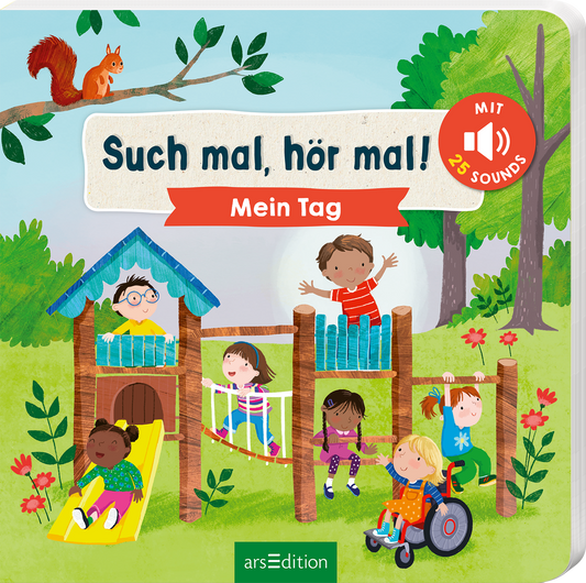 Das Buchcover zeigt eine lebhafte Szene auf einem Spielplatz, auf dem fröhliche Kinder spielen. Die Farben sind bunt, dominiert von Grüntönen und einem hellen Himmel. Im Vordergrund befinden sich ein Spielturm und Rutschen, und Kinder unterschiedlicher Herkunft sind aktiv. Oben auf dem Cover steht in einer verspielten Schrift „Such mal, hör mal!“, gefolgt von „Mein Tag“ in einer roten Box. Ein Button im oberen rechten Bereich weist auf „MIT 25 SOUNDS“ hin. Ganz unten mittig...