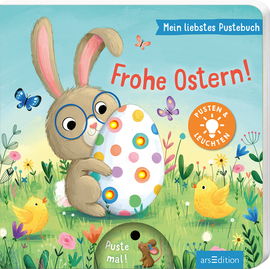 Das Buchcover zeigt einen fröhlichen, braunen Hasen mit großen, runden Brillen, der ein bunt bemaltes Osterei in seinen Pfoten hält. Der Hintergrund ist hellblau mit einer bunten Frühlingslandschaft, in der bunte Blumen und Schmetterlinge blühen, sowie gelbe Küken, die um den Hasen herumwatscheln. Der Titel „Frohe Ostern!“ erscheint in kräftigem Rot, und oben links steht „Mein liebstes Pustebuch“ in blauer Schrift. Ein runder Button mit „PUSTEN & LEUCHTEN“ ist unten...