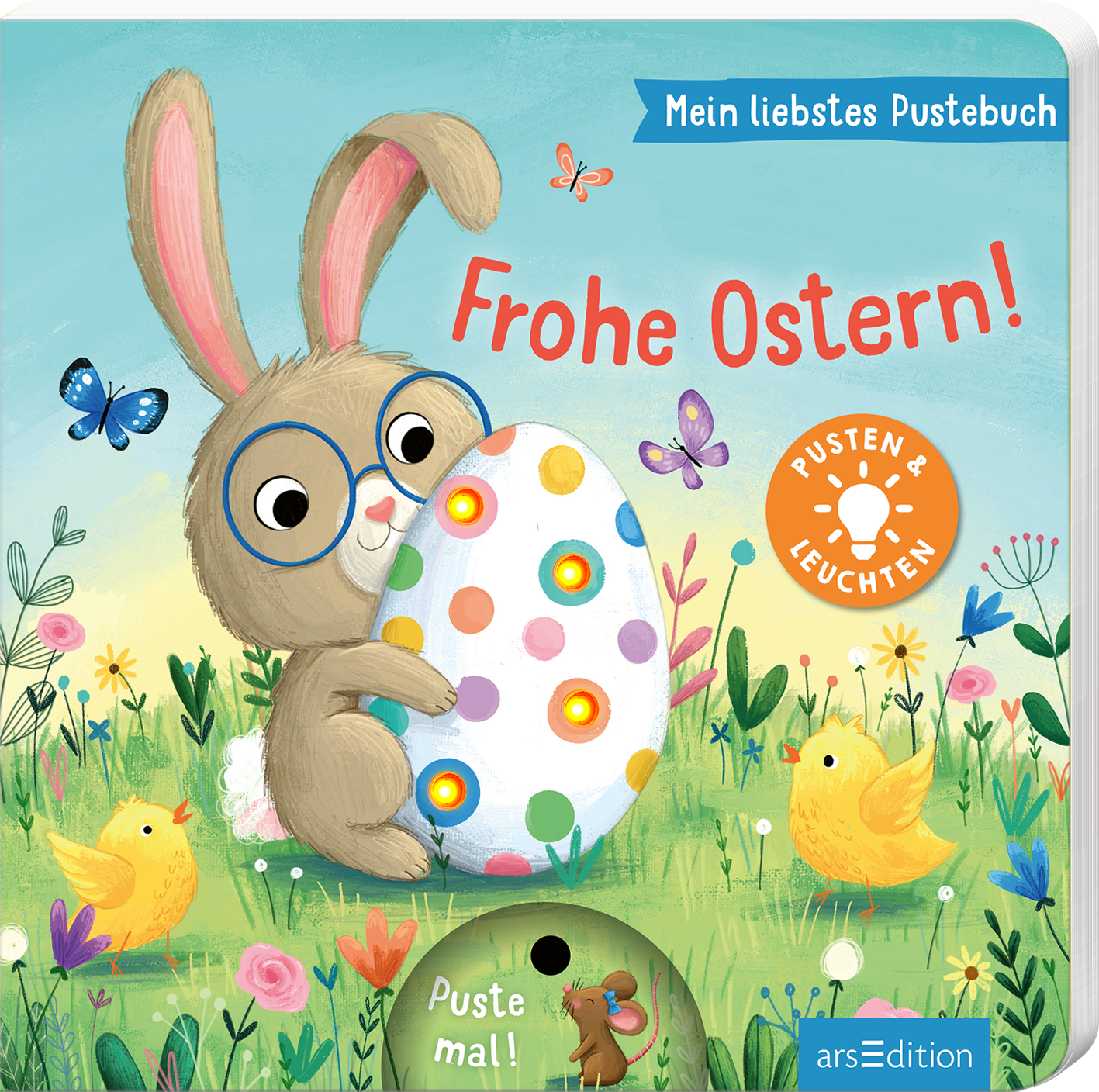 Das Buchcover zeigt einen fröhlichen, braunen Hasen mit großen, runden Brillen, der ein bunt bemaltes Osterei in seinen Pfoten hält. Der Hintergrund ist hellblau mit einer bunten Frühlingslandschaft, in der bunte Blumen und Schmetterlinge blühen, sowie gelbe Küken, die um den Hasen herumwatscheln. Der Titel „Frohe Ostern!“ erscheint in kräftigem Rot, und oben links steht „Mein liebstes Pustebuch“ in blauer Schrift. Ein runder Button mit „PUSTEN &amp; LEUCHTEN“ ist unten...