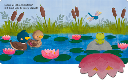 Gezeigt wird eine Innen- oder Zusatzansicht von „Kuckuck, wo bist du?“. Die Illustration zeigt ein friedliches Wasserszenario mit einem blauen Himmel und verschiedenen Grüntönen im Vordergrund. Zwei Entenküken, eines mit blauen und das andere mit braunen Federn, schwimmen auf einem See mit Seerosen in Pink und Weiß. Eine grüne Froschfigur sitzt auf einem Stein, während eine Libelle darüber schwebt. Die Schrift ist spielerisch, farbenfroh und klein gehalten.
