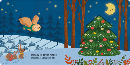 Gezeigt wird eine Innen- oder Zusatzansicht von „Kuckuck, wo bist du? Im Winter“. Die Illustration zeigt eine Nachtlandschaft mit einem tiefblauen Himmel, in dem ein lächelnder Mond schimmert. Im Vordergrund fliegen ein Eule und zwei Hasen in einer verschneiten Szene. Ein prächtig geschmückter Weihnachtsbaum in Grüntönen steht auf der rechten Seite. Die Schrift ist in einer verspielten, gut lesbaren Typografie gehalten und ergänzt die winterliche Stimmung.