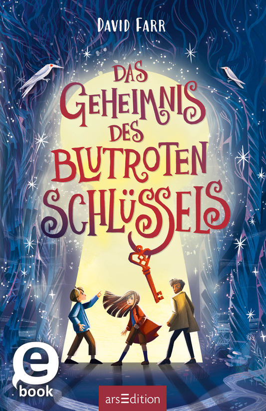 Das Cover von „Das Geheimnis des blutroten Schlüssels“ von David Farr zeigt drei abenteuerlustige Figuren, die in einem magischen Lichtstrahl stehen, der in eine geheimnisvolle, blau-violette Umgebung eintaucht. Die typografische Gestaltung des Titels ist verspielt und auffällig, während eine große, rote Schlüssel-Silhouette im Mittelpunkt steht. Oben links befindet sich ein „eBook“-Symbol. Ganz unten mittig steht der Logoschriftzug von arsEdition.