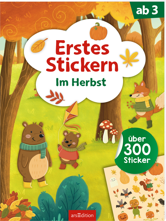 Das Cover zeigt eine herbstliche Landschaft mit bunten Bäumen in warmen Orange- und Gelbtönen. In der Mitte befindet sich ein großes, weißes Sprechblasenfeld mit der Aufschrift „Erstes Stickern“ in lebendigem Rot und darunter „Im Herbst“ in einer freundlichen Schriftart. Links sind zwei fröhliche Bären mit Schals abgebildet, rechts ein Fuchs. Unten rechts ist ein grüner Button mit dem Text „über 300 Sticker“ zu sehen. Ganz unten mittig steht der Logoschriftzug von arsEdition.