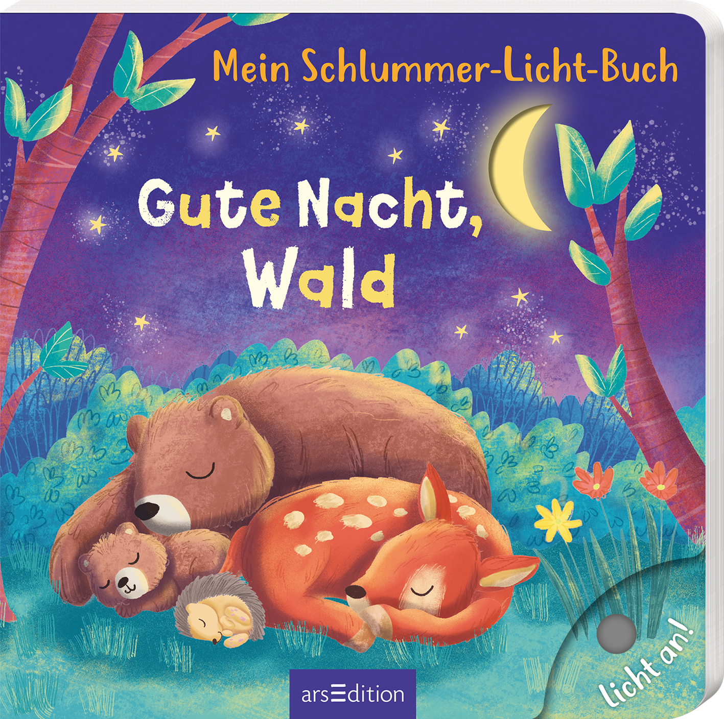 Auf dem Buchcover „Gute Nacht, Wald“ aus der Reihe „Mein Schlummer-Licht-Buch“ sind ein Bär, ein Fuchs und ein Igel in einer sanften, bunten Waldlandschaft dargestellt. Die Tiere liegen gemütlich zusammen, während eine hell leuchtende Mondsichel über ihnen am Nachthimmel schimmert. Der Hintergrund ist in tiefblauen und lilafarbenen Tönen gehalten, was eine ruhige Atmosphäre schafft. Der Titel „Gute Nacht, Wald“ ist in großen, weißen Buchstaben geschrieben. Ganz unten mittig...