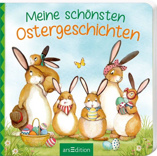 Auf dem Cover des Buches „Meine schönsten Ostergeschichten“ sind fünf fröhliche Hasen in verschiedenen Posen zu sehen. Die Hasen tragen bunte Tücher und halten Ostereier in den Händen, umgeben von Ostereiern und Frühlingsblumen. Der Hintergrund ist in sanften Grüntönen gehalten und zeigt einen blauen Himmel mit einer fliegenden Schmetterling. Der Titel ist in einer markanten, orangefarbenen Schriftart platziert. Ganz unten mittig steht der Logoschriftzug von arsEdition.