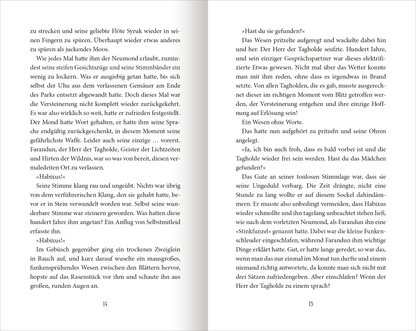 Gezeigt wird eine Innen- oder Zusatzansicht von „Dämmernachtstraum“. Die Seiten sind klar strukturiert, mit einer eleganten Typografie in schwarz auf weißem Hintergrund. Der Text ist gut lesbar, die Zeilenabstände großzügig. Auf der linken Seite ist eine fortlaufende Erzählung zu finden, während die rechte Seite ein Zitat markiert. Die Seitenzahlen sind dezent am unteren Rand platziert. Gesamten Eindruck vermittelt die Atmosphäre einer tiefgründigen und fesselnden Geschichte.
