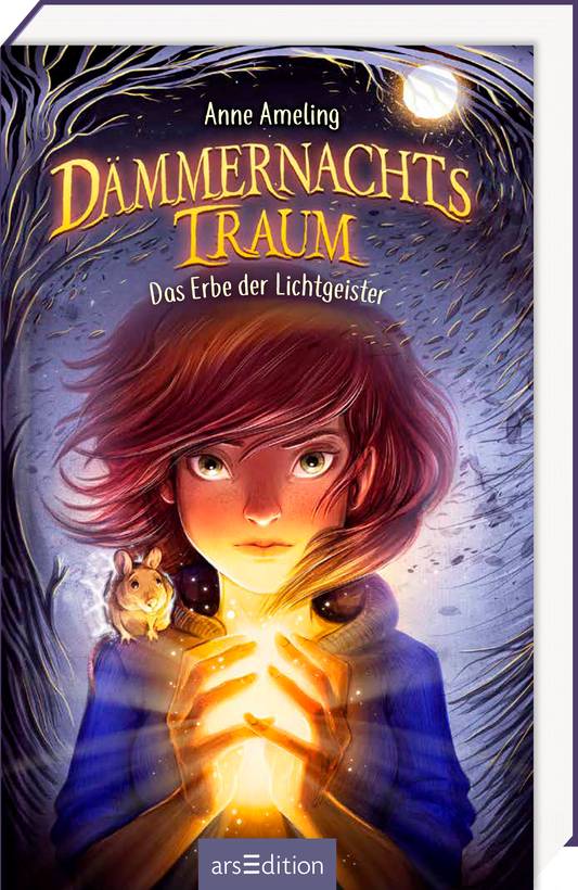 Auf dem Buchcover von „Dämmernachtstraum – Das Erbe der Lichtgeister“ von Anne Ameling sieht man ein junges Mädchen mit roten Haaren, das einen leuchtenden Lichtball in den Händen hält. Ihr Blick ist konzentriert, während ein kleines Tier an ihrer Seite sitzt. Der Hintergrund ist in sanften Lila- und Blautönen gehalten, was eine mystisch Atmosphäre schafft. Der Titel ist in goldener Schrift oben platziert. Ganz unten mittig steht der Logoschriftzug von arsEdition.