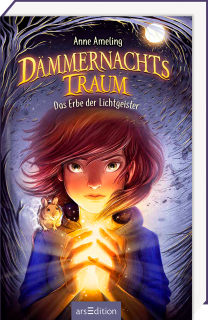 Auf dem Cover von „Dämmernachts Traum – Das Erbe der Lichtgeister“ von Anne Ameling sieht man ein junges Mädchen mit rotem, leicht gewelltem Haar, das einen leuchtenden magischen Gegenstand in den Händen hält. Der Hintergrund ist in dunklen Blau- und Violetttönen gehalten, während ein strahlender Mond am Himmel leuchtet. Der Titel „Dämmernachts Traum“ ist in einer verschnörkelten, goldenen Schrift geschrieben, die dem Cover eine mystische Atmosphäre verleiht. Ganz unten...