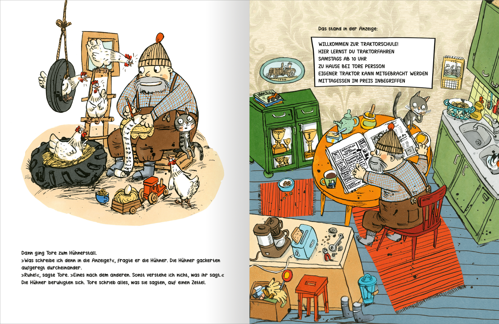 Gezeigt wird eine Innen- oder Zusatzansicht von „Tores Traktorschule“. Die Illustration zeigt einen gemütlichen Raum, in dem ein großer, bärtiger Mann sitzt, umgeben von Katzen und Hühnern. Er trägt eine warme Mütze und hat einen entspannten Gesichtsausdruck. Die Farben sind überwiegend warm, mit grünen und braunen Tönen sowie lebhaften Akzenten. Auf dem Tisch liegt ein aufgeschlagenes Buch, und der Hintergrund zeigt Regale und Küchengeräte in einem familienfreundlichen Stil. Die...
