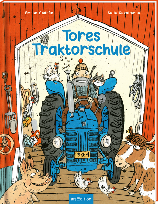 Das Cover zeigt einen bunten, humorvollen Bauernhof mit einem grauen Traktor in der Mitte. Der Traktor hat große, runde Räder und trägt die Aufschrift „TUR-1“. Um ihn herum sind ein fröhlicher Bauer mit Mütze, ein Hund, eine Katze und eine Kuh abgebildet. Der Hintergrund ist mit rot-weißen Holzbrettern gestaltet, die eine Scheune suggerieren. Der Titel „Tores Traktorschule“ steht in freundlichen blauen Buchstaben oben. Ganz unten mittig steht der Logoschriftzug von arsEdition.
