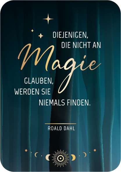 Gezeigt wird eine Innen- oder Zusatzansicht von „Der Raunacht-Adventskalender“. Die Grafik zeigt einen tiefen, dunklen Hintergrund in verschiedenen Blautönen, der an einen mystischen Wald erinnert. In der Mitte steht in eleganter, goldener Schrift der Satz: „Diejenigen, die nicht an Magie glauben, werden sie niemals finden.“ Darunter ist der Name „Roald Dahl“ in schlichter, weißer Schrift platziert. Dekorative, kleine Sterne und Mondsymbole ergänzen das Gesamtbild und verleihen...