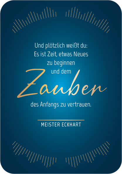 Gezeigt wird eine Innen- oder Zusatzansicht von „Der Raunacht-Adventskalender“. Der Hintergrund ist in einem sanften Blau gehalten und wird von strahlenden, golden geformten Linien umrahmt. In der Mitte des Designs steht in eleganter, verschnörkelter Schrift der Satz: „Und plötzlich weißt du: Es ist Zeit, etwas Neues zu beginnen und dem Zauber des Anfangs zu vertrauen.“ Darunter steht der Name „MEISTER ECKHART“ in klarer, geradliniger Typografie. 