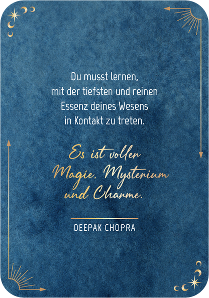 Gezeigt wird eine Innen- oder Zusatzansicht von „Der Raunacht-Adventskalender“. Der Hintergrunf ist in einem tiefen Blau gestaltet, das an einen Nachthimmel erinnert. In goldener Schrift steht der inspirierende Text, unterteilt in zwei Absätze. Der obere Teil verwendet eine klare, serifenlose Typografie, während der untere Teil mit einer eleganten, geschwungenen Schriftart hervorsticht. Dezente, dekorative Elemente wie Sterne und eine geschwungene Bordüre umrahmen die Botschaft und...