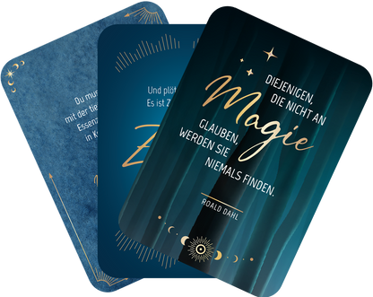 Gezeigt wird eine Innen- oder Zusatzansicht von „Der Raunacht-Adventskalender“. Die Ansicht zeigt drei Karten in unterschiedlichen Designs. Eine Karte ist in Blau gehalten mit einem Zitat in Weiß. Eine andere Karte hat einen tiefen, dunklen Grünton und präsentiert den Schriftzug „Magie“ in Gold, umrahmt von kleinen Sternen und einem Rundsymbol. Die dritte Karte variiert durch sanfte, gewellte Linien und Farbverläufe, die in hellen und dunklen Tönen harmonieren, unterlegt mit...