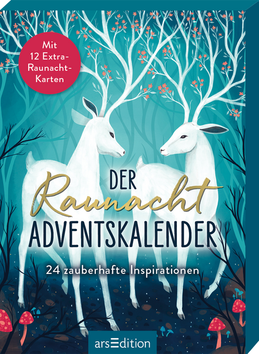 Auf dem Buchcover des „Raunacht Adventskalenders“ sind zwei weiße Rehe mit leuchtenden, verzweigten Geweihen abgebildet, die vor einem tiefblauen Hintergrund stehen. Der Titel „DER RAUNACHT ADVENTSKALENDER“ in eleganter, goldener Schrift hebt sich hervor. In der oberen linken Ecke befindet sich ein roter Button mit dem Text „Mit 12 Extra-Raunacht-Karten“. Ganz unten mittig steht der Logoschriftzug von arsEdition.