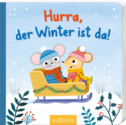 Auf dem Cover „Hurra, der Winter ist da!“ sind zwei fröhliche Mäuse in einem Schlitten abgebildet, umgeben von einer winterlichen Schneelandschaft. Die Maus links trägt eine blaue Mütze und einen roten Schal, während die Maus rechts eine pinke Mütze und einen gelben Pullover hat. Der Hintergrund ist blau mit weißen Schneeflocken. Der Titel ist in freundlichen, bunten Buchstaben gestaltet, der Zusatz „SPIEGEL Bestseller“ ist in einem Button integriert. Ganz unten mittig steht der...