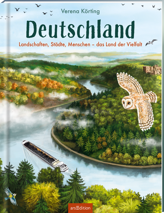 Auf dem Cover des Buches „Deutschland“ von Verena Körting präsentiert sich eine lebendige Landschaft mit einem weitläufigen Fluss, umgeben von üppigen Wäldern in warmen Herbsttönen. Ein Schiff fährt entlang des Wassers, während ein Uhu im Vordergrund fliegt. Der Titel „Deutschland“ steht in einer freundlichen Schriftart oben, begleitet von dem Untertitel „Landschaften, Städte, Menschen – das Land der Vielfalt“. Ganz unten mittig steht der Logoschriftzug von arsEdition.