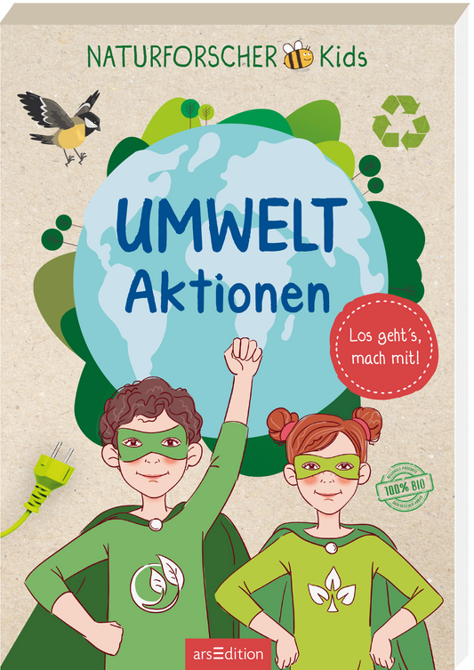 Das Buchcover zeigt zwei Kinder in Superheldenkostümen, die umweltfreundliche Symbole tragen. Der Hintergrund ist in einem sanften Beige, mit einem großen, blauen Globus, der von grünen Blättern und recycelbaren Symbolen umgeben ist. In großen, bunten Buchstaben steht der Titel „UMWELT Aktionen“ im oberen Bereich, darunter der Slogan „Los geht&#039;s, mach mit!“. In der oberen linken Ecke ist der Schriftzug „NATURFORSCHER Kids“ zu sehen. Ein SPIEGEL-Bestseller-Button ist...