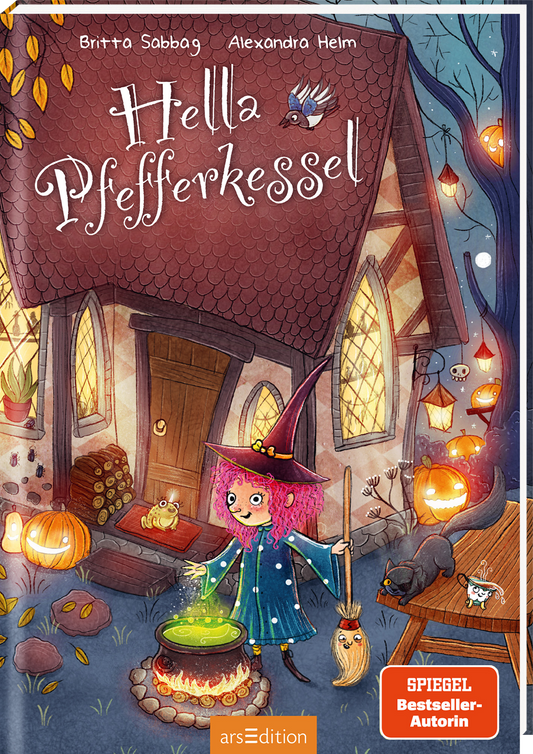 Das Buchcover zeigt eine farbenfrohe, illustrierte Szenerie mit einem kleinen, gemütlichen Hexenhaus. Vor dem Haus stehen leuchtende Kürbisse. Zentral steht einen fröhliche, pinkhaarige Hexe mit einem Besen in der Hand, die in einem Kessel über dem Feuer rührt. Der Titel „Hella Pfefferkessel“ ist in verspielter, weißer Typografie gestaltet. Unten rechts ist der Hinweis „SPIEGEL Bestseller-Autorin“ abgebildet. Ganz unten mittig steht der Logoschriftzug von arsEdition.