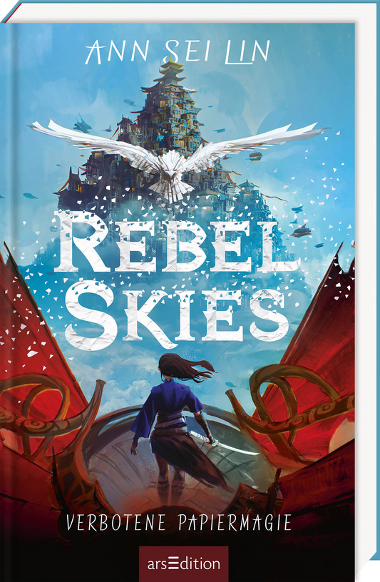 Das Cover von „Rebel Skies – Verbotene Papiermagie“ von Ann Sei Lin zeigt ein Mädchen in dunkler Kleidung mit wehendem Haar, das auf einem roten Luftschiff steht und in die Ferne blickt. Vor ihr erhebt sich eine gewaltige Stadt mit Pagodendächern, die von fliegenden Papierfragmenten umrahmt ist. Ein großer, weißer Vogel aus Papier schwebt mit ausgebreiteten Flügeln auf sie zu. Der Himmel ist hellblau mit angedeuteten Wolken. Der Titel ist in großen, weißen Buchstaben in die Szene...