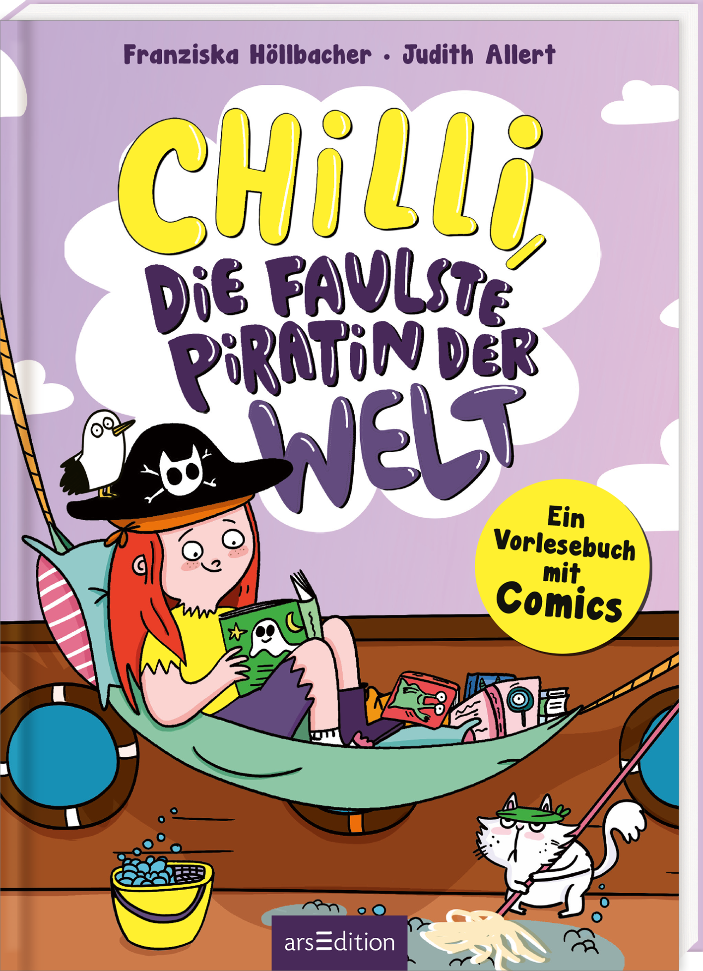 Das Buchcover zeigt ein farbenfrohes, verspieltes Design mit einer jungen Piratin namens Chilli, die in einer Hängematte entspannt und ein Buch liest. Chilli hat rotes, lockiges Haar und trägt einen schwarzen Piratenhut mit einem Totenkopf. Um sie herum sind Comics und ein kleiner, neugieriger Vogel zu sehen. Der Titel „Chilli, die faulste Piratin der Welt“ ist in großen, gelben Buchstaben oben platziert. Unten rechts befindet sich ein gelber Button mit dem Text „Ein Vorlesebuch mit...