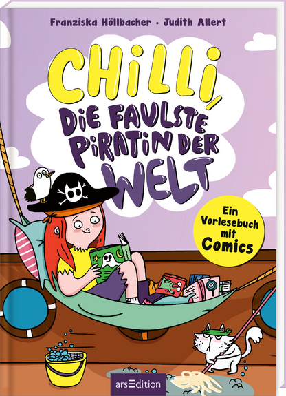 Das Buchcover zeigt ein farbenfrohes, verspieltes Design mit einer jungen Piratin namens Chilli, die in einer Hängematte entspannt und ein Buch liest. Chilli hat rotes, lockiges Haar und trägt einen schwarzen Piratenhut mit einem Totenkopf. Um sie herum sind Comics und ein kleiner, neugieriger Vogel zu sehen. Der Titel „Chilli, die faulste Piratin der Welt“ ist in großen, gelben Buchstaben oben platziert. Unten rechts befindet sich ein gelber Button mit dem Text „Ein Vorlesebuch mit...