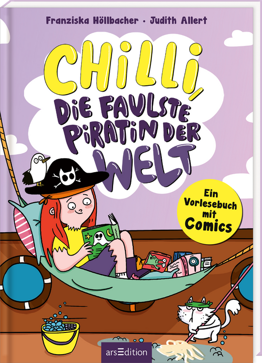 Das Buchcover zeigt ein farbenfrohes, verspieltes Design mit einer jungen Piratin namens Chilli, die in einer Hängematte entspannt und ein Buch liest. Chilli hat rotes, lockiges Haar und trägt einen schwarzen Piratenhut mit einem Totenkopf. Um sie herum sind Comics und ein kleiner, neugieriger Vogel zu sehen. Der Titel „Chilli, die faulste Piratin der Welt“ ist in großen, gelben Buchstaben oben platziert. Unten rechts befindet sich ein gelber Button mit dem Text „Ein Vorlesebuch mit...