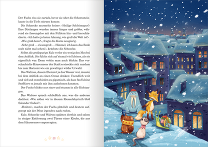 Gezeigt wird eine Innen- oder Zusatzansicht von „Die wundersame Weihnachtsbande“. Die Illustration zeigt eine verschneite Stadtszene mit bunten Häusern unter einem tiefblauen Himmel, in dem Schneeflocken fallen. Im Vordergrund stehen mehrere Tiere, darunter ein Fuchs, eine Maus und eine Katze, die miteinander interagieren. Die Farben sind lebhaft und warm, während die Schrift auf der linken Seite gut lesbar ist und einen kindgerechten, verspielten Stil aufweist.