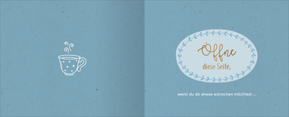 Gezeigt wird eine Innen- oder Zusatzansicht von „Gute Besserung – Alles Liebe!“. Die Seite ist in sanftem Blau gehalten und zeigt links eine weiße Zeichnung einer Tasse mit aufsteigenden Dampfstrichen. Rechts befindet sich ein ovales, weißes Textfeld mit einer blauen Umrandung. Darin steht in geschwungener, goldener Schrift „Offne diese Seite,“ gefolgt von der isometrischen Aufforderung „wenn du dir etwas wünschen möchtest! …“ in schlichter, weißer Schrift.