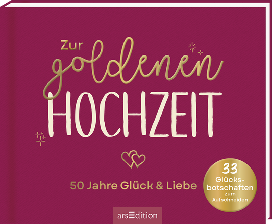 Auf dem Cover des Buches „Zur goldenen Hochzeit“ dominiert ein kräftiger, weinroter Hintergrund. Der Titel ist in eleganten, goldenen Buchstaben mit einer verspielten Schriftart gestaltet, wobei „goldenen“ besonders betont wird. Darunter sind in geschwungener Schrift die Worte „50 Jahre Glück & Liebe“ zu sehen. Ein goldener Button mit dem Text „33 Glücksbotschaften zum Aufschneiden“ hebt sich ab. Zwei stilisierte Herzen ergänzen die Gestaltung. Ganz unten mittig steht...