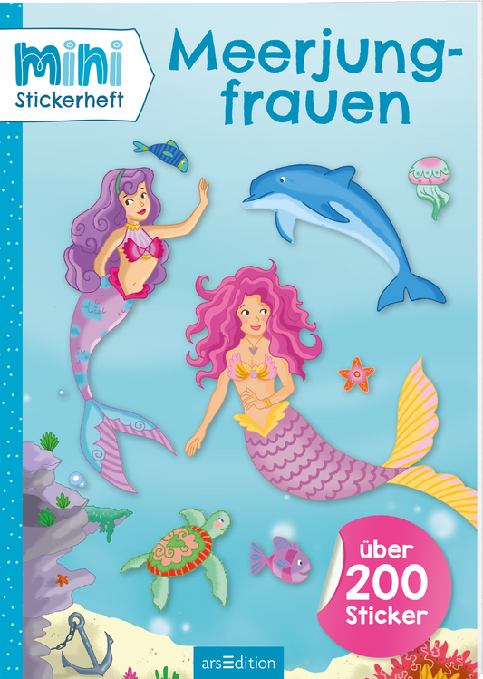 Das Cover zeigt zwei freundliche Meerjungfrauen mit bunten Haaren, die in einem hellblauen Unterwasserambiente schwimmen. Die Meerjungfrau links hat lilafarbene Haare und eine rosa Schwanzflosse, während die rechte mit blonden Haaren und einer gemusterten Schwanzflosse dargestellt ist. Um sie herum schwimmen ein verspielter Delfin, farbenfrohe Fische und eine Schildkröte. Oben links steht in großer, blauer Schrift „mini Stickerheft Meerjungfrauen“ und darunter „über 200 Sticker“....
