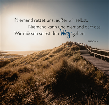 Gezeigt wird eine Innen- oder Zusatzansicht von „365 spirituelle Weisheiten aus aller Welt“. Die Darstellung zeigt einen breiten Holzsteg, der in eine natürliche Küstenlandschaft führt, umgeben von sanften, grünen Dünen. Über dem Bild steht ein Zitat in eleganter, schwarzer Schrift, das die Weisheit von Buddha formuliert. Der Begriff „Weg“ ist in einem markanten Blauton hervorgehoben. Die gesamte Komposition strahlt Ruhe und Inspiration aus.