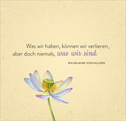 Gezeigt wird eine Innen- oder Zusatzansicht von „365 spirituelle Weisheiten aus aller Welt“. Die Illustration zeigt eine zarte Lotusblume in sanften Blau- und Lilatönen auf einem cremefarbenen Hintergrund. Über der Blume steht in klarer, eleganter Schrift: „Was wir haben, können wir verlieren, aber doch niemals, was wir sind.“ Darunter folgt die attribution „Wilhelmine von Hillern“ in einer etwas kleineren, grauen Schrift. Die Gesamtkomposition vermittelt Ruhe und Inspiration.