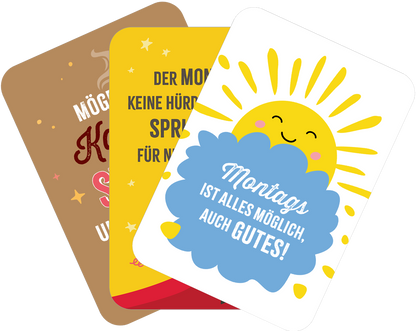 Gezeigt wird eine Innen- oder Zusatzansicht von „Das kleine Montagsorakel“. Die Ansicht zeigt drei Karten mit unterschiedlichen Farben und Designs. Die linke Karte ist braun und vermittelt eine herzliche Botschaft. Die mittlere Karte in Gelb enthält einen ermutigenden Spruch in dunkler Schrift. Die rechte Karte hat einen hellblauen Hintergrund mit einem fröhlichen Sonnenmotiv und dem textlichen Inhalt „Montags ist alles möglich, auch Gutes!“. Die Typografie ist kreativ und einladend...
