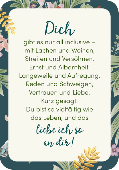 Gezeigt wird eine Innen- oder Zusatzansicht von „Weil du eine wundervolle Frau bist!“ Die Gestaltung umfasst einen blauen Rand mit floralen Elementen in sanften Farben. Der zentral platzierte Text ist in einer eleganten, geschwungenen Schriftart gehalten und vermittelt eine persönliche Botschaft über Vielseitigkeit und Liebe. Der Kontrast zwischen dem Hintergrund und der Schrift sorgt für eine gute Lesbarkeit, während die floralen Motive eine harmonische Atmosphäre schaffen.