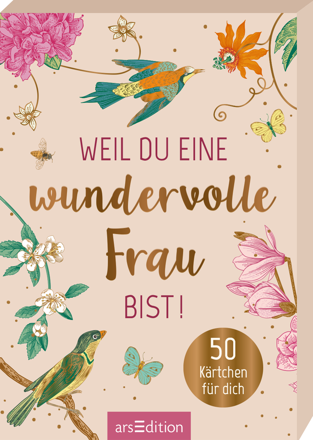 Das Buchcover zeigt eine sanfte, beige Hintergrundfarbe, die mit bunten Illustrationen von Vögeln, Schmetterlingen und Blumen geschmückt ist. In der Mitte des Covers befindet sich der Titel „WEIL DU EINE wundervolle FRAU BIST!“ in einer ansprechenden, variierenden Typografie, wobei „wundervolle“ in Gold hervorgehoben wird. Unten rechts ist ein goldener Button mit der Aufschrift „50 Kärtchen für dich“ platziert. Ganz unten mittig steht der Logoschriftzug von arsEdition.
