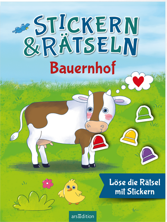 Das Buchcover zeigt eine freundliche, cartoonhafte Kuh auf einem grünen Hintergrund, umgeben von bunten Stickern in Form von Glocken. Oben steht in großen, blauen Buchstaben „STICKERN &amp; RÄTSELN“, darunter in rot „Bauernhof“. Die Atmosphäre ist verspielt und einladend, ideal für Kinder. In einem kleinen Sprechblasenmotiv gibt es ein Herz. Ganz unten mittig steht der Logoschriftzug von arsEdition.
