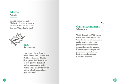 Gezeigt wird eine Innen- oder Zusatzansicht von „Lieblingsmensch (Substantiv, m)“. Die Doppelseite präsentiert eine helle, freundliche Gestaltung mit viel Weißraum. Auf der linken Seite steht der Text in schwarzer, moderner Schrift, ergänzt durch eine handschriftliche, türkisfarbene Überschrift. Eine dekorative, sternförmige Illustration in gelb links ist sichtbar. Auf der rechten Seite befinden sich weitere Erklärungen, ebenfalls in klarer Schrift. Die durchgehend harmonische...