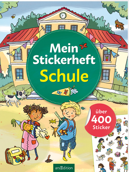Auf dem Buchcover ist ein buntes Schulgebäude mit roten Dächern und einem Uhrenturm abgebildet. Vor dem Gebäude stehen zwei fröhliche Kinder, die Sticker in den Händen halten. Der Titel „Mein Stickerheft Schule“ ist in einer großen, grünen, runden Schrift platziert, während das Wort „Schule“ in leuchtendem Gelb hervorsticht. Rechts unten ist ein roter Button mit der Aufschrift „über 400 Sticker“. Ganz unten mittig steht der Logoschriftzug von arsEdition.