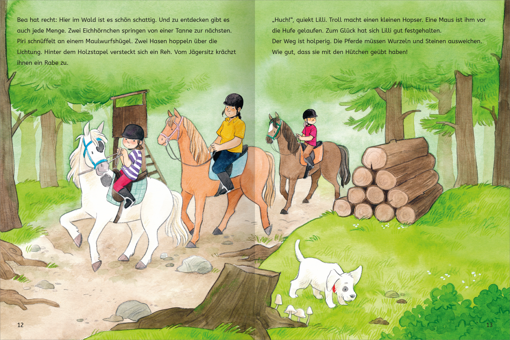 Gezeigt wird eine Innen- oder Zusatzansicht von „Mit Stickern Lesen lernen – Ferien auf dem Reiterhof“. Die Illustration zeigt eine schattige Waldlandschaft, in der drei Kinder auf verschiedenfarbigen Pferden reiten. Ein weißes Pony und ein kleiner Hund sind ebenfalls im Bild zu sehen. Die Farben sind lebhaft und naturgetreu, mit vielen Grüntönen und erdigen Nuancen. Die Typografie ist kindgerecht und gut lesbar. Textpassagen sind klar strukturiert und unterstützen die begleitenden...