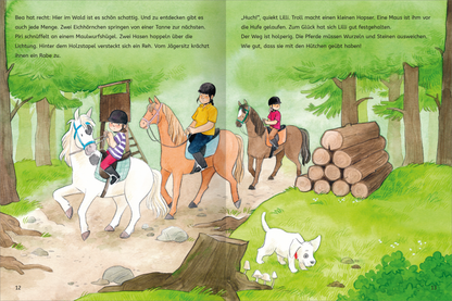 Gezeigt wird eine Innen- oder Zusatzansicht von „Mit Stickern Lesen lernen – Ferien auf dem Reiterhof“. Die Illustration zeigt eine schattige Waldlandschaft, in der drei Kinder auf verschiedenfarbigen Pferden reiten. Ein weißes Pony und ein kleiner Hund sind ebenfalls im Bild zu sehen. Die Farben sind lebhaft und naturgetreu, mit vielen Grüntönen und erdigen Nuancen. Die Typografie ist kindgerecht und gut lesbar. Textpassagen sind klar strukturiert und unterstützen die begleitenden...