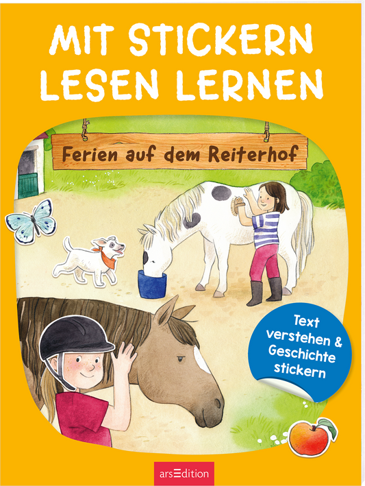 Das Buchcover zeigt einen fröhlichen, bunten Hintergrund in Orange. In der oberen Hälfte steht in großen weißen Buchstaben „MIT STICKERN LESEN LERNEN“. Darunter steht auf einem Holzschild „Ferien auf dem Reiterhof“. Eine Illustration zeigt ein Mädchen, das mit einem Pferd spielt, sowie eine Schmetterling und ein weiteres Kind. In der unteren rechten Ecke befindet sich ein runder Button mit dem Text „Text verstehen & Geschichte stickern“. Ganz unten mittig steht der...