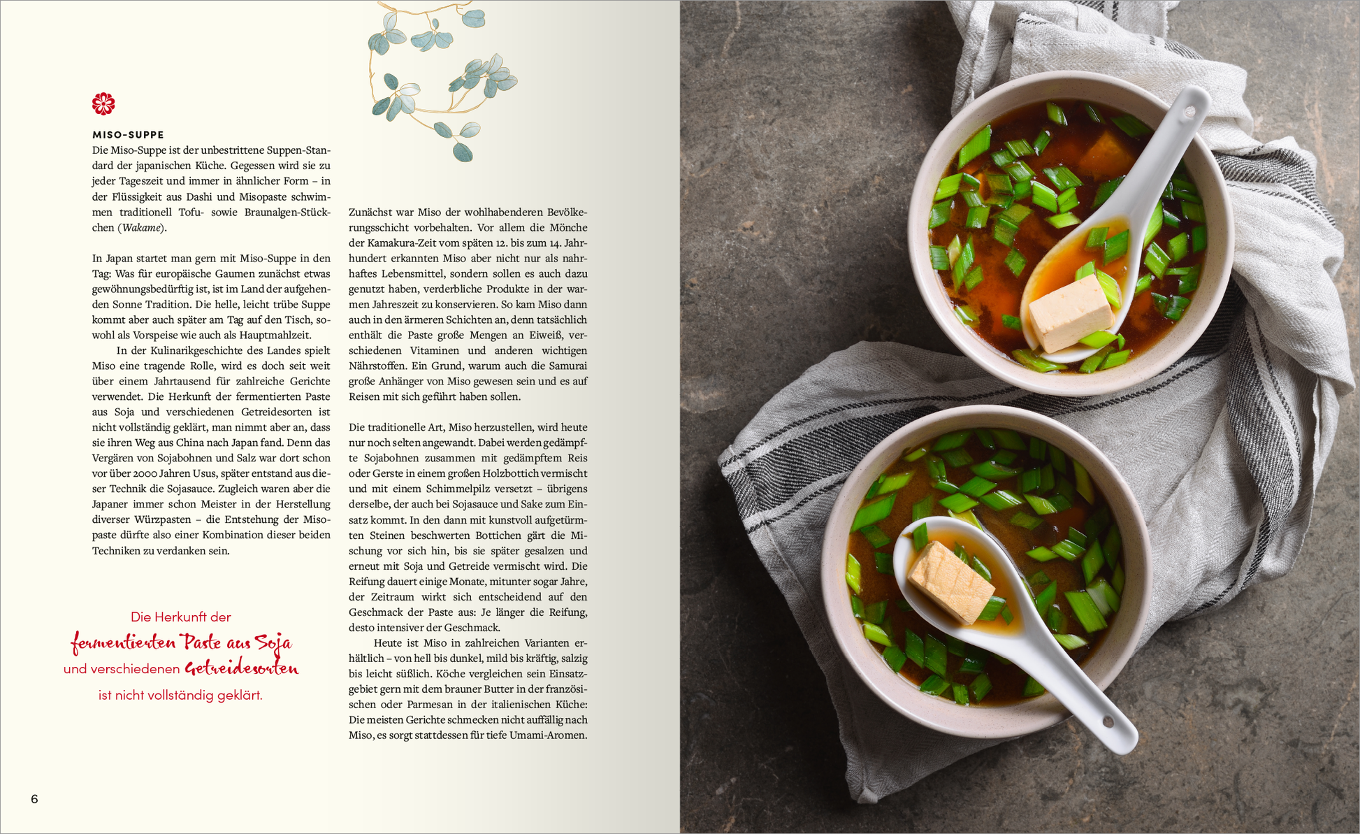 Gezeigt wird eine Innen- oder Zusatzansicht von „Sehnsucht nach Japan“. Die Seite zeigt zwei Schalen mit Miso-Suppe, die reichlich mit frischen Kräutern garniert sind, auf einem rustikalen Tisch. Der Hintergrund ist in dezenten Grautönen gehalten, während die Schalen in sanften Erdtönen strahlen. Links befindet sich ein beschreibender Text in einer eleganten serifenlosen Schrift. Ein rotes Zitat hebt sich visuell ab und rundet das harmonische Layout stimmig ab.