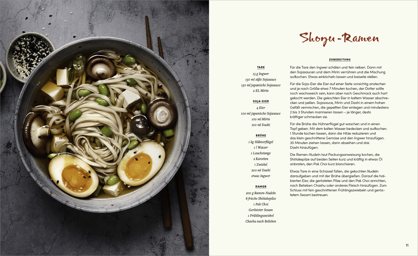 Gezeigt wird eine Innen- oder Zusatzansicht von „Sehnsucht nach Japan“. Die Seite zeigt ein ansprechend angerichtetes Shoyu-Ramen-Gericht in einem tiefen, runden Schalenformat. Die Ramen sind mit frischen Zutaten wie Eiern, Tofu und Pilzen dekoriert. Die Farbpalette besteht aus warmen Erdtönen und frischen Grüntönen. Rechts ist der Rezepttext in einer klaren, gut lesbaren Schriftart in dunkler Farbe auf hellem Hintergrund gestaltet, was die Leserführung erleichtert.