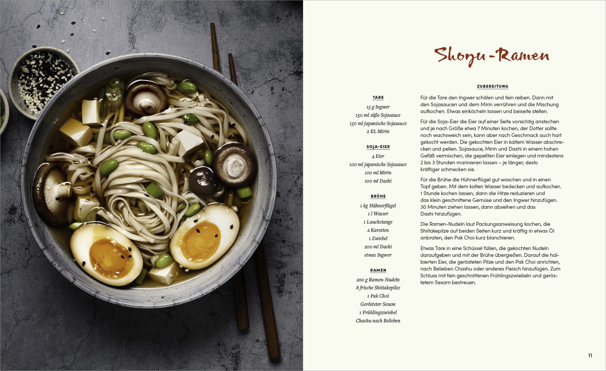 Gezeigt wird eine Innen- oder Zusatzansicht von „Sehnsucht nach Japan“. Die Seite zeigt ein ansprechend angerichtetes Shoyu-Ramen-Gericht in einem tiefen, runden Schalenformat. Die Ramen sind mit frischen Zutaten wie Eiern, Tofu und Pilzen dekoriert. Die Farbpalette besteht aus warmen Erdtönen und frischen Grüntönen. Rechts ist der Rezepttext in einer klaren, gut lesbaren Schriftart in dunkler Farbe auf hellem Hintergrund gestaltet, was die Leserführung erleichtert.